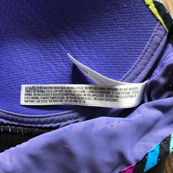 Victoria’s Secret sports bra with adjustable straps and geometric design - Picture 9 of 9